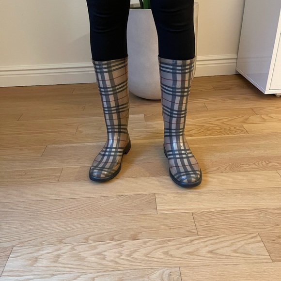 Burberry Rainboots - Picture 8 of 10